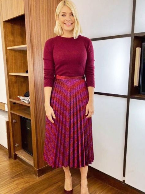 Pleated Fabric Outfits, Fabric Outfits, Holly Willoughby Style, Zara Pleated Skirt, Holly Willoughby Outfits, Black Dress Outfit Casual, Accordion Skirt, Colorful Wardrobe, Elegantes Outfit Frau