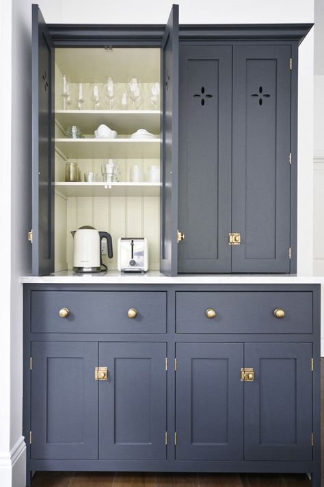 Devol Kitchens, Cabinet Door Styles, Shaker Kitchen, Kitchen Cabinet Colors, Classic Kitchens, Kitchen Diner, Locker Room, Kitchen Cabinetry, Kitchen Cupboards