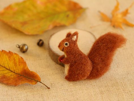 blooch_akarisu | Makiko Arai | Flickr Felt Plushie, Crafty Hobbies, Easter Bunny Crafts, Needle Felting Tutorials, Needle Felting Projects, Felt Baby, Felting Tutorials, Felt Brooch, Bunny Crafts