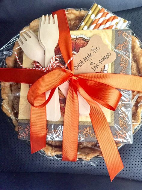 How To Package A Pie For A Gift, Pie Wrapping Ideas, Apple Pie Gift Basket, Apple Pie Gift Basket Ideas, Pie Exchange Party, How To Package Pies To Sell, How To Wrap A Pie As A Gift, Pie Boxes Packaging Diy, Pie Plate Gift Basket