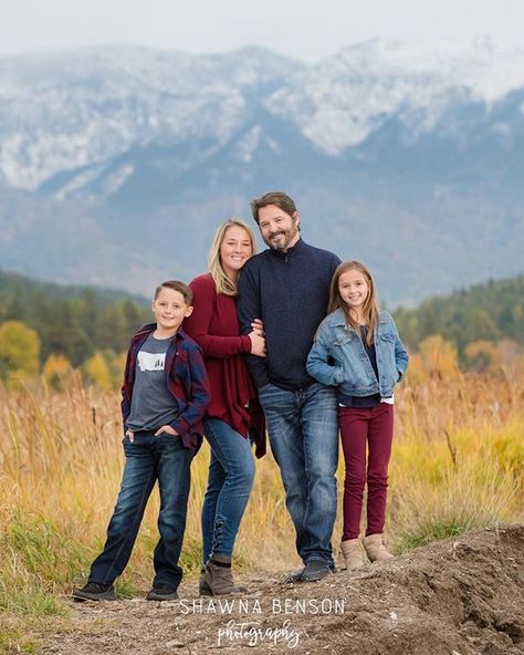 Family 4 Photo Poses, Family Portraits 4 People, Family Of 4 Photo Pose Ideas, Older Family Photography Poses, Posing A Family Of Four, Family Photo In Mountains, Family Photos Four People, Family Photo Poses Family Of Four, Family 4 Poses