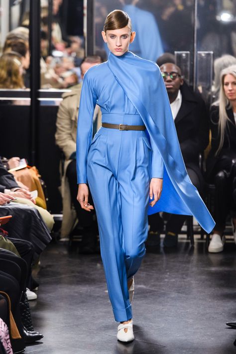 Emilia Wickstead Fall 2019 Ready-to-Wear Fashion Show - Vogue Outfit Graduacion, Blue Runway, Runway 2020, Edgy Dress, Emilia Wickstead, Fashion Shoes Flats, Women Fashion Edgy, Vogue Russia, Blue Outfit