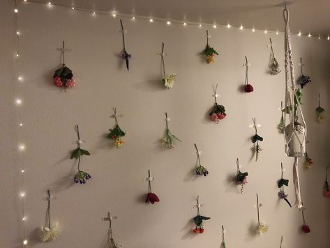 Hanging Flowers Bedroom, Bedroom Redesign, Diy Wall Shelves, Colourful Living Room Decor, Canopy Bedroom, Flower Bedroom, Rustic Christmas Wreath, Colourful Living Room, Hanging Flower Wall