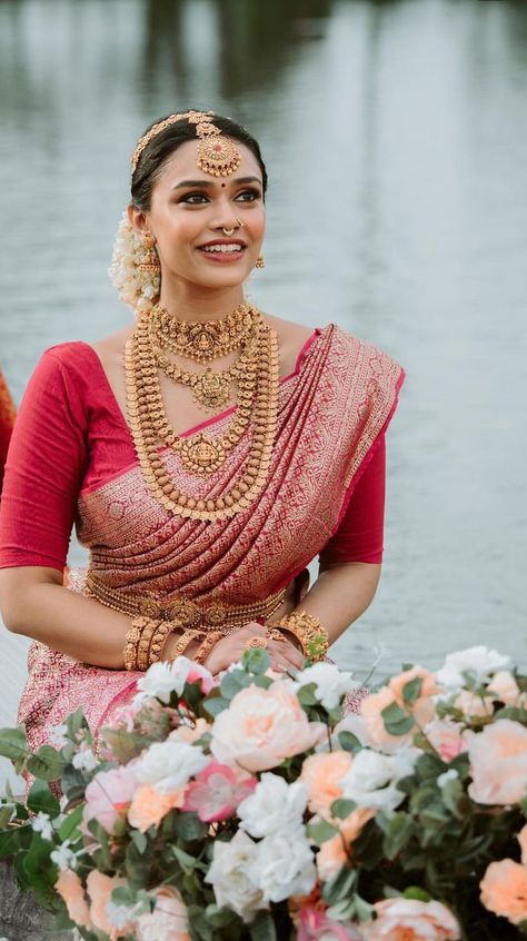 South Indian Bride Jewellery, Glow Wedding, Saree Pattu, Bridal Dresses Indian, South Indian Wedding Hairstyles, South Indian Wedding Saree, South Indian Bride Saree, Bride Saree, Outfit Designer