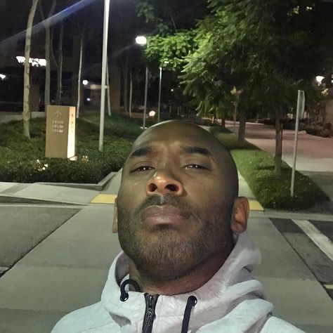 Kobe Bryant on Instagram: “What would you rate Kobe’s selfie game 1-10? 📸🤝 𝙁𝙤𝙡𝙡𝙤𝙬 𝙢𝙚 (@TeamBryant) 𝙞𝙛 𝙮𝙤𝙪 𝙢𝙞𝙨𝙨 𝙆𝙤𝙗𝙚 🕊” Nba Funny Moments, Mamba Forever, Fat Blaster, Nba Funny, Kobe Mamba, Kobe Bryant Family, Kobe & Gigi, Kobe Bryant Nba, Kobe Bryant Pictures