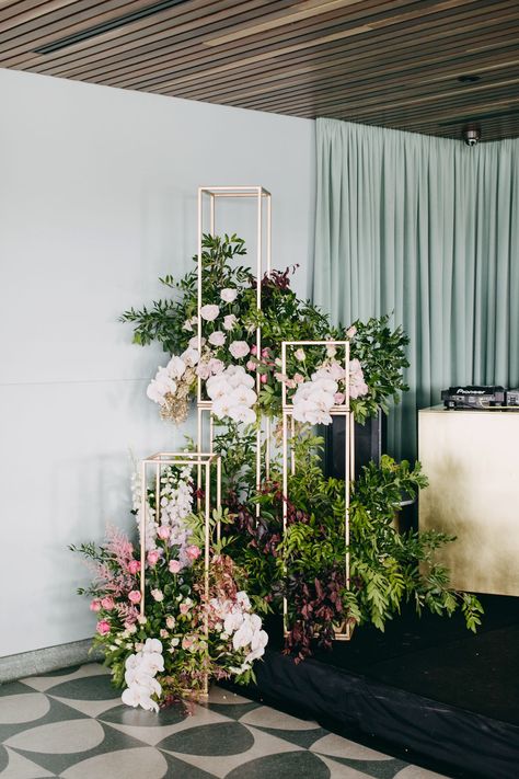 Stage Design With Flowers, Event Floral Arrangements, Floral Columns Wedding, Stage Floral Arrangements, Events Decoration Ideas, Garden Party Wedding Theme, Wood Backdrop Wedding, Ambience Decor, Event Decor Ideas