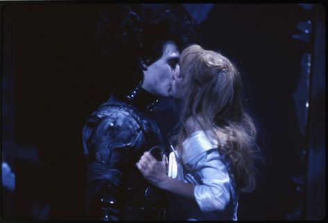 Kim and Edward share a kiss in the castle. | 13 Beautifully Creepy Behind-The-Scenes Photos Of "Edward Scissorhands" Johnny And Winona, Johnny Depp And Winona, Edward Scissor, John Depp, Scissors Hand, Kaptan Jack Sparrow, Film Vintage, Tim Burton Art, Tim Burton Films