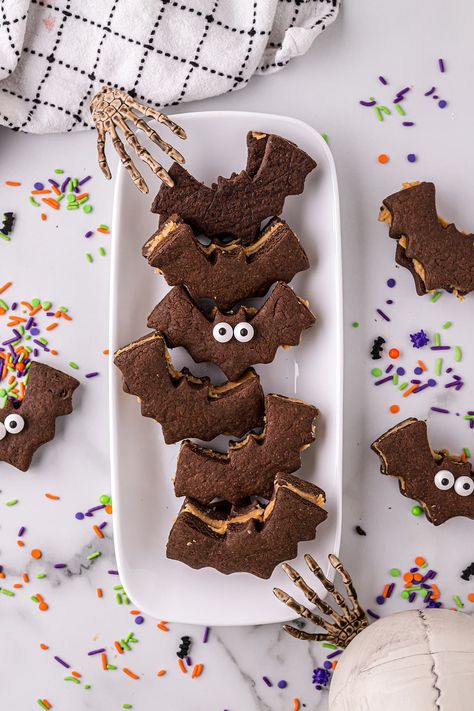 Chocolate Bat Cookies Halloween Sandwich Cookies, Bat Desserts, Halloween Chocolate Treats, Halloween Bat Cookies, Bat Cookies, Chocolate Sugar Cookie Recipe, Bats Cookies, Halloween Sugar Cookies, Chocolate Sugar Cookies