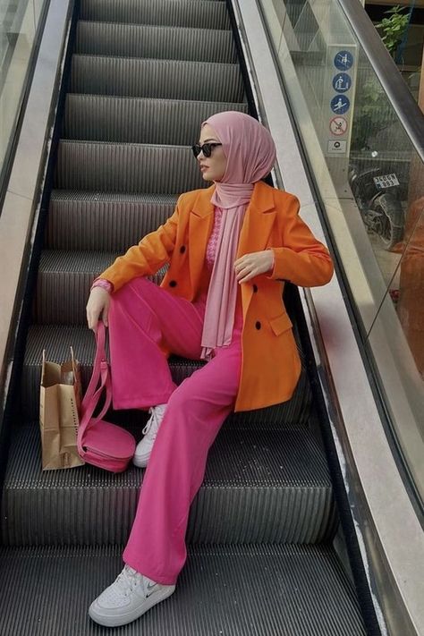 Colorful Hijab Outfits, Colorful Outfits Hijab, Orange Hijab Outfit, Colorful Style Outfits, Bright Outfit, Vibrant Outfits, Bright Outfits, Street Hijab Fashion, Color Blocking Outfits