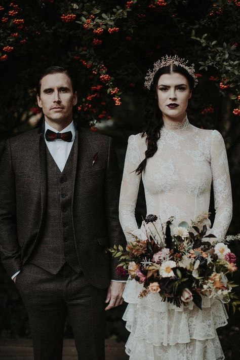 Halloween Wedding Ideas, Harvest Wedding, Autumn Wedding Inspiration, Romantic Autumn, Moody Vibes, Edgy Wedding, Halloween Themed Wedding, Goth Wedding, Dark Wedding