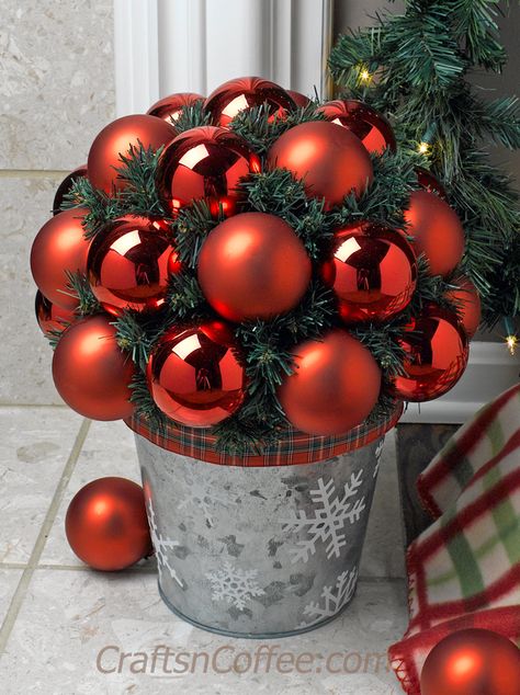 Christmas Topiary Diy Styrofoam Ball, Christmas Outdoor Ornaments, Outdoor Christmas Topiaries, Topiary Christmas Ideas, Ornament Trees Diy, Outdoor Tree Christmas Decor, Christmas Balls Diy Decorating Ideas, Christmas Ornament Topiary Diy, Christmas Ball Tree Diy