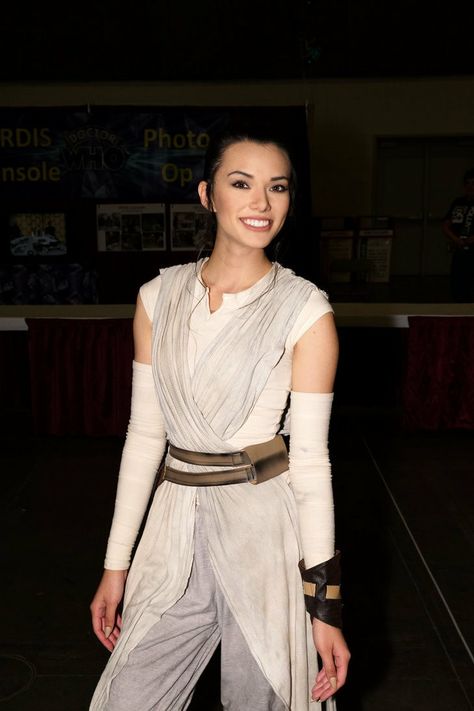 Rey Costume Women, Female Starwars Costumes, Star Wars Costume Ideas Women, Rey Skywalker Costume, Padawan Costume, Star Wars Girl Costume, Womens Star Wars Costume, Female Star Wars Costumes, Diy Rey Costume Star Wars