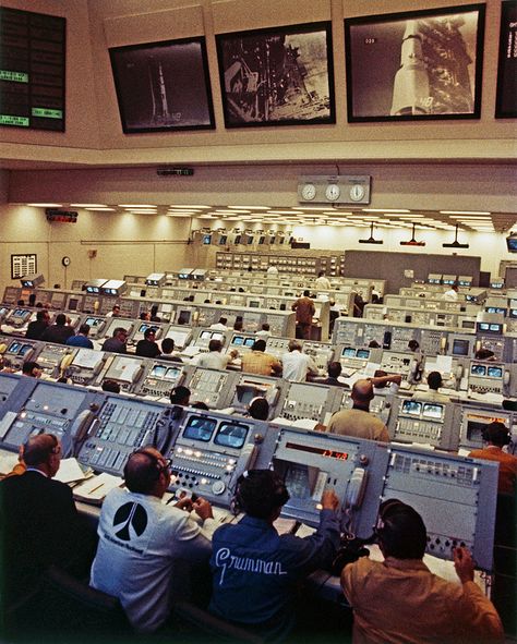 Apollo-15, The Kennedy Launch Control, July 26, 1971 | von Dan Beaumont Space Museum Launch Control, Aviation Engineering, Lunar Module, Apollo Space Program, Apollo Program, Nasa Photos, Nasa Apollo, Space Launch, Nasa Missions