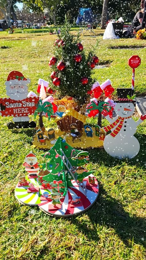 Cemetery Christmas Decorations, Christmas Decor Diy Cheap, Baby 2024, Gravesite Decorations, Holiday Wreaths Diy, Cemetery Decorations, Grave Decorations, Diy Christmas Decorations Easy, Wreaths Diy