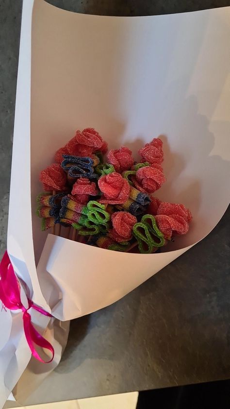 Roses from candy for valentines Sweets Flower Bouquet, Gummy Bouquet Diy, Sour Belt Roses, Sour Candy Bouquet, Candy Flowers Bouquet, Candy Flower Bouquet Diy, Mini Candy Bouquet, Candy For Valentines, Candy Flower Bouquet