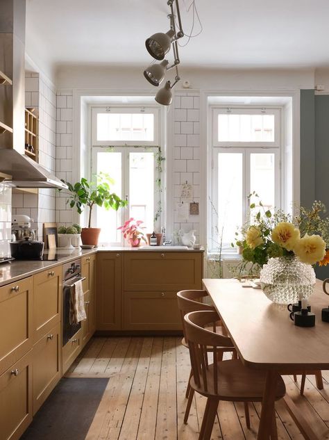 Mustard Yellow Kitchens, Yellow Kitchen Cabinets, Popular Kitchen Colors, Stockholm Apartment, Grande Table A Manger, Yellow Cabinets, Scandinavian Apartment, Popular Kitchens, Large Dining Table