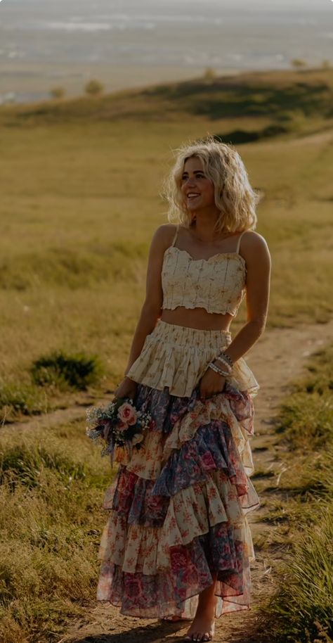 Seniors Pictures Outfits, Country Senior Pictures Outfits Dresses, Boho Outfits Senior Pictures, Sunflower Field Outfit Ideas Fall, Rustic Photoshoot Outfit Ideas, Senior Pictures Dresses Ideas, Gown Senior Pictures, Country Boho Fashion, Western Grad Dresses