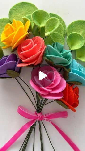 Felt Roses Diy, How To Make Felt Flowers, Sew Flowers, Felt Crafts Flowers, Diy Felt Flowers, Felt Flower Template, Flowers Funny, Roses Ribbon, Felt Rose