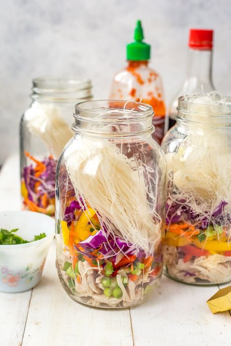 Mason Jar Lunch, Soup In A Jar, 100 Calorie, Mason Jar Meals, Mason Jar Salad, Salad In A Jar, Instant Noodle, Prepped Lunches, God Mat