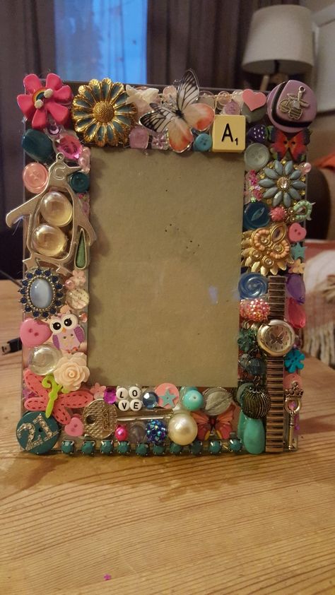 Junk Picture Frames, Decorated Frames Ideas, Custom Picture Frames Diy, Beaded Frames Diy, Upcycle Picture Frames Ideas, Diy Knick Knacks, Picture Frame Decorating Ideas Diy, Decorated Photo Frames, Maximalist Crafts