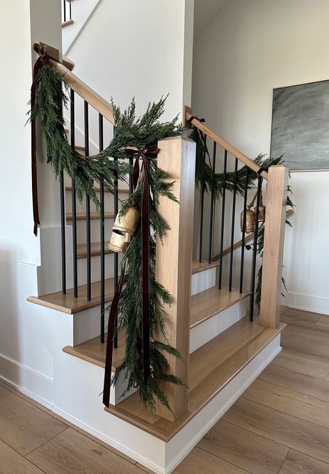 Affordable Outdoor Christmas Decorations, Modern Stairs Ideas, Cypress Garland, Stairs Wall Design, Christmas Garland Staircase, Design Home Kitchen, Christmas Staircase Decor, Stairs Decor, Christmas Stairs