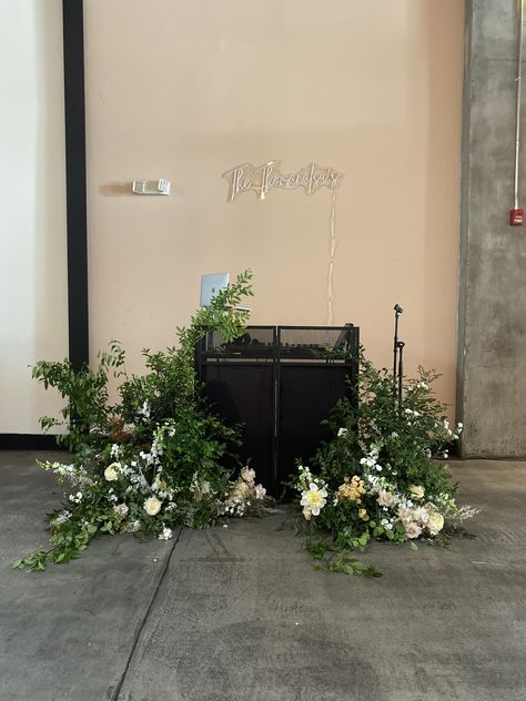 Diy Wedding Dj Booth, Dj Booth Floral Installation, Wedding Reception Dj Set Up, Garden Dj Booth, Dj Booth Wedding Decor, Dj Booth Decoration, Wedding Dj Booth Decor, Dj Set Design, Dj Wedding Setup