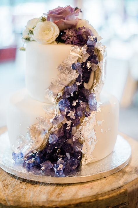 Floral Geode Cake, Geode Wedding Cake With Flowers, Amethyst Wedding Cake, Geode Bridal Shower Theme, Wedding Cake With Crystals, Gem Wedding Theme, Crystal Wedding Ideas, Gemstone Wedding Theme, Amethyst Wedding Theme