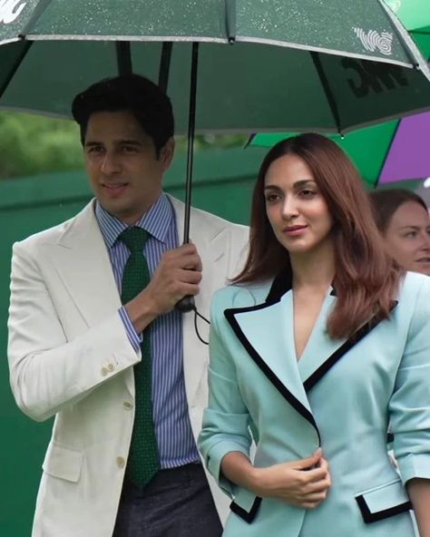 Kiara Advani and Sidharth Malhotra look madly in love, as they take part in the stands of the Wimbledon tournament. #kiaraadvani #kiaraadvanifc #kiaraaliaadvani #kiaraadvanifans #sidhartmalhotra #sidmalhotra #couplegoals #couple #marriedcouple #relationship Siddharth And Kiara, Siddharth Malhotra And Kiara Advani, Kiara Advani And Sidharth Malhotra, Sid Malhotra, Sophie Choudry, Siddharth Malhotra, Wimbledon Fashion, Sidharth Malhotra, Bollywood Quotes