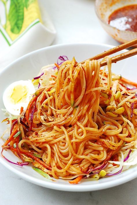 Jjolmyeon (Spicy Chewy Noodles) Spicy Asian Noodles, Korean Bapsang, Noodles Korean, Chewy Noodles, Ghana Food, Ghanaian Food, Asian Noodle Dishes, Asian Meals, Korean Noodles