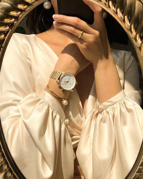 Hegia de Boer sur Instagram : When it comes to watches, I will only wear the ones that are classic and versatile. The one that gives me the control of time and elegance… Stile Blair Waldorf, Photographie Portrait Inspiration, Cream Aesthetic, Mode Abaya, Beige Outfit, Gold Aesthetic, Classy Aesthetic, Beige Aesthetic, Brown Aesthetic