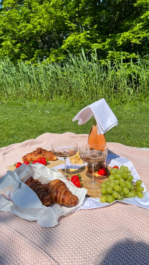 Romantic picnic ideas Simple Picnic Photoshoot Ideas, Romantic Picnic Set Up, Simple Picnic Ideas For Couples, Picnic Set Up Ideas Simple, Simple Beach Picnic, Romantic Picnic Ideas, Simple Picnic, Small Picnic, Picnic Photo Shoot