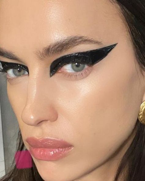 Irina Shayk Versace, Gothic Make Up, Versace Makeup, Eyeliner Designs, Pastel Makeup, Runway Makeup, Gothic Makeup, Creative Makeup Looks, Photo Makeup