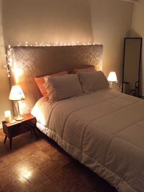 Headboard Lights Ideas, Headboard Fairy Lights, Fairy Lights Around Headboard, Fairy Lights On Headboard, Fairy Lights Headboard, Cozy Small Bedroom Decor, Light Decor Ideas, Bed Lighting, Dorm Room Colors