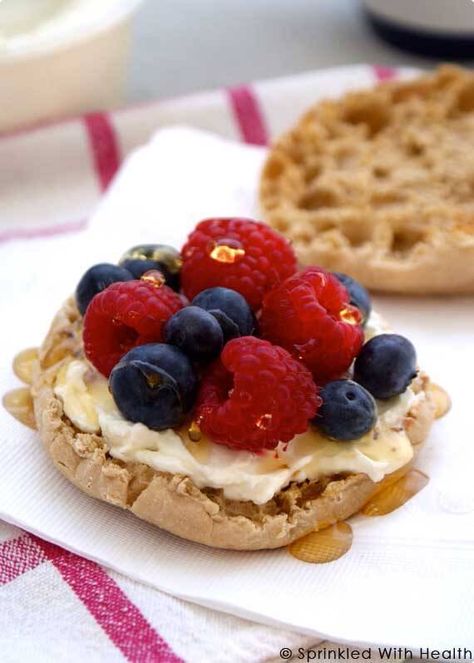 English Muffin Sandwich, Muffin Sandwich, English Muffins Sandwich, Breakfast Ideas Healthy Clean Eating, Healthy Desayunos, Breakfast Ideas Healthy, Berries And Cream, Clean Breakfast, Delicious Clean Eating