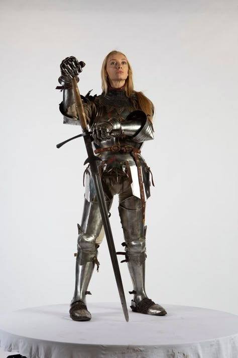 Armor Reference, Female Armor, Armadura Medieval, Photographie Portrait Inspiration, Female Knight, Body Reference Poses, Human Poses Reference, Figure Poses, Poses References