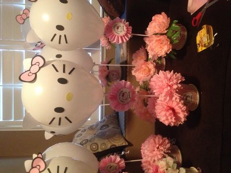 Hello kitty centerpiece Hello Kitty Pool Party Decorations, Hello Kitty Birthday Table, Hello Kitty Diy Decorations, Hello Kitty Baby Shower Ideas, Hello Kitty Party Decorations, Kue Hello Kitty, Hello Kitty Party Ideas, Hello Kitty Centerpieces, Hello Kitty Birthday Decorations