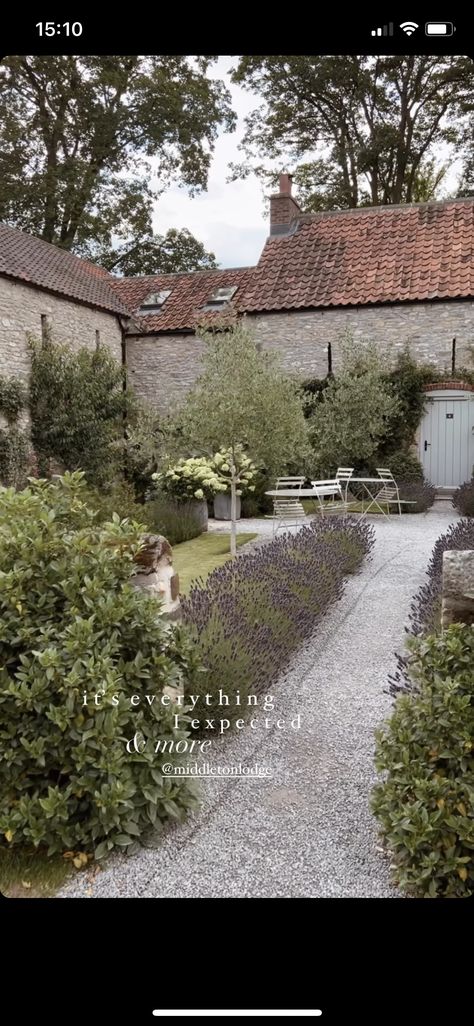 Modern Country Garden Design, French Style Courtyard, European Cottage Landscaping, Gravel And Grass Garden Ideas, Cotswold Stone Garden, Cotswold Garden Ideas, European Backyard, Cotswold Garden, Garden Ideas Uk