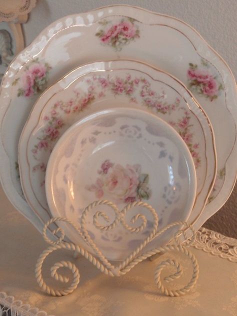 Decoration Shabby, Pretty Dishes, Estilo Shabby Chic, Pretty China, Antique Dishes, Pretty Plates, Floral Plates, Antique China, Shabby Chic Cottage