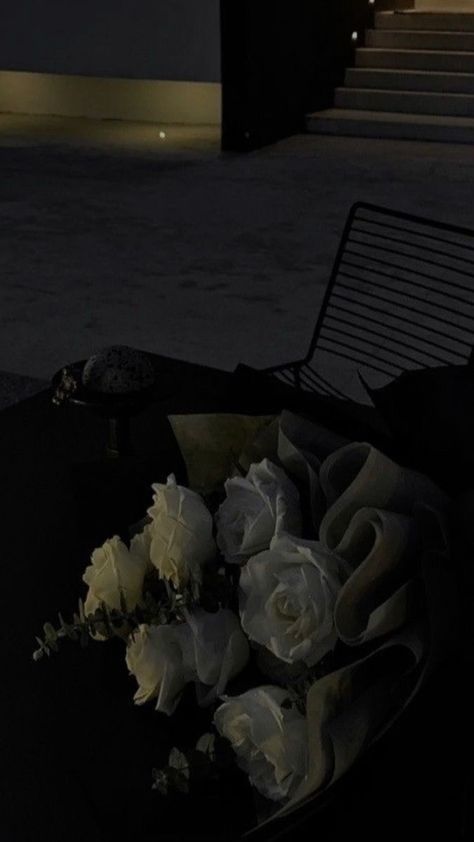 Esthetic Photos Black, Black Background Aesthetic Laptop, Night Aesthetic Flowers, Flower Bouquet Aesthetic Dark, Cool Dark Wallpaper Iphone, Flowers Low Exposure, Darkish Aesthetic, Photo Aesthetic Insta, Aesthetic Flowers Dark