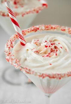 White Chocolate Peppermint Bark Martini, with Homemade White Chocolate Liqueur | Will Cook For Friends Peppermint Bark Martini, Homemade Creamer, Homemade White Chocolate, White Chocolate Peppermint Bark, Christmas Drinks Alcohol Recipes, White Chocolate Liqueur, Chocolate Peppermint Bark, Bbq Parties, White Chocolate Peppermint