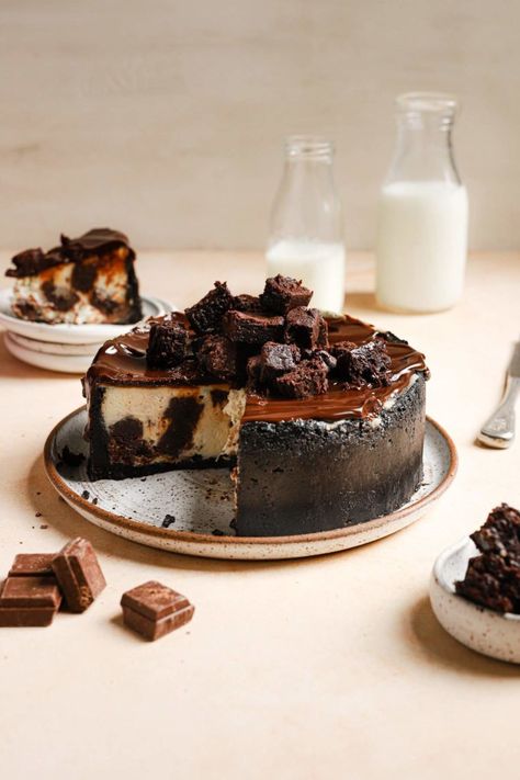 This Brownie Cheesecake recipe features cubes of brownies baked right inside with an Oreo crumb crust and chocolate ganache topping. Yum! Chocolate Ganache Topping, Crumb Crust, Brownie Cheesecake, Dessert Party, Cheesecake Filling, No Bake Brownies, Cheesecake Brownies, Best Brownies, حلويات صحية