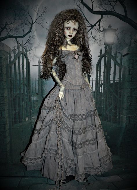 Dolls Victorian, Textile Art Dolls, Scary Dolls, Fantasy Dresses, Gothic Dolls, Victorian Dolls, Halloween Doll, Creepy Dolls, Doll Parts