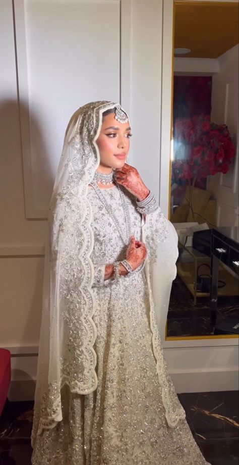 White Shaadi Dress, Nikkah Dress Hijab, Hijabi Bridal Look, Nikkah Bridal Dress, Hijabi Desi Bride, Nikkah Hijab, Hijabi Bride Pakistani, Nikkah Dress Pakistani, Islamic Bride