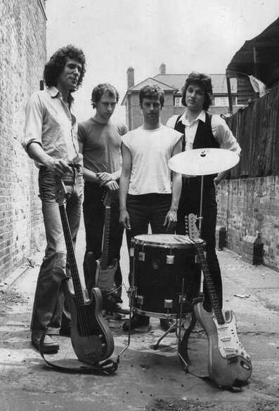 Dire Straits, possibly in Newcastle where Mark Knopfler is from! 80s Musicians, Dire Straits, Mark Knopfler, Oldies Music, British Rock, Heavy Metal Bands, Music Photo, Rock Legends, Pop Rock