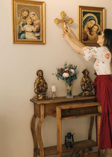 Catholic Decor Home Ideas, Catholic Home Altar Ideas, Mexican Fairy, Folk Catholicism, Catholic Fashion, Home Altar Catholic, Catholic Altar, Church Aesthetic, Catholic Decor