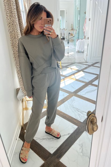 Matching Jogger Set Outfit, Jogger Set Outfits Women, Set Outfit Two Pieces, Matching Set Outfit, Airplane Style, Emily Ann Gemma, Emily Ann, Long Flight, Matching Sets Outfit