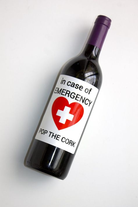 Funny "in case of emergency, pop the cork" printable for wine and champagne bottles. #freeprintable Packing Presents, Funny Wine Bottle Labels, Custom Wine Labels Wedding, Diy Wine Labels, Wine Bottle Label Template, Birthday Wine Label, Funny Wedding Gifts, Wine Quotes Funny, Wine Bottle Label