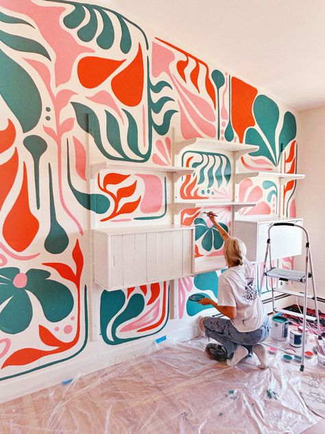 Wall Murals Painted Colorful, Work Mural Ideas, Mural Art Inspiration, Vintage Mural Art, Mural Art Floral, Wall Mural Idea, Mural Living Room Wall, Murals In Homes, Modern Floral Mural