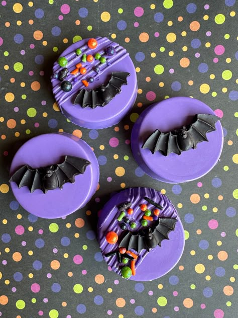 These cute chocolate covered Oreos with bats are made with my creamy purple chocolate and a fresh Oreo brand cookie. They are sure to melt in your mouth. A really awesome party favor or great hand-outs for those little Trick-or-Treators or school parties.   Each will be individually wrapped in a clear sleeve and tied with color coordinated curly ribbons. If there is a specific color you would like or need more than 12, send me a convo and I will gladly do a custom listing for you.  Delightful Chocolates cannot be held responsible for melted or broken chocolate once the package leaves our possession. We also cannot be held accountable for how the postal service treats or handles the package. We take great pride in insulating our boxes and packaging with ice sheets if needed.   This confecti Halloween Chocolate Oreos, Alfajores Halloween, Halloween Chocolate Covered Treats, Halloween Chocolate Covered Oreos, Oreo Favors, Halloween Party School, Chocolate Covered Pretzels Halloween, Cake Pucks, Halloween Dessert Table