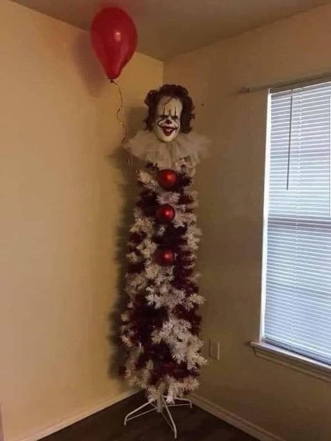 40 WTF Pics That Wander the Woods in the Dead of Night - Wtf Gallery Christmas Tree Dyi, Theme Christmas Tree, Creepy Christmas, Creepy Pictures, Horror Themes, Christmas Feeling, Movie Themes, Halloween Trees, The Himalayas